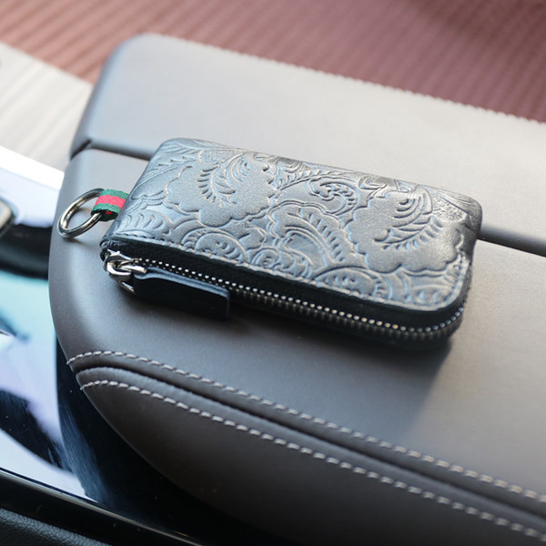 Sieviešu maks ar reljefu ādu un metāla atslēgu piekariņu - vairāki modeļi