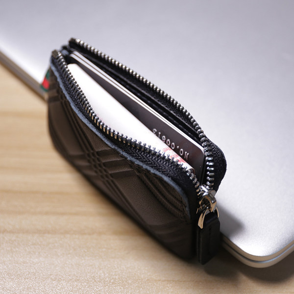 Sieviešu maks ar reljefu ādu un metāla atslēgu piekariņu - vairāki modeļi