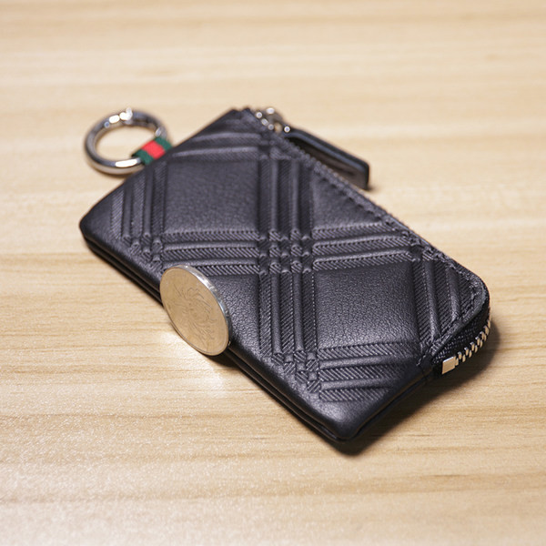 Sieviešu maks ar reljefu ādu un metāla atslēgu piekariņu - vairāki modeļi