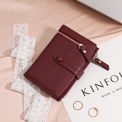 Sieviešu somiņa ar rāvējslēdzējiem un karšu nodalījumiem