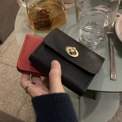 Γυναικείο πορτοφόλι από οικολογικό δέρμα με μεταλλικό κούμπωμα - κλασικό μοντέλο