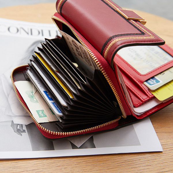 Sieviešu maks no eko ādas ar izšuvumu un metāla aizdari