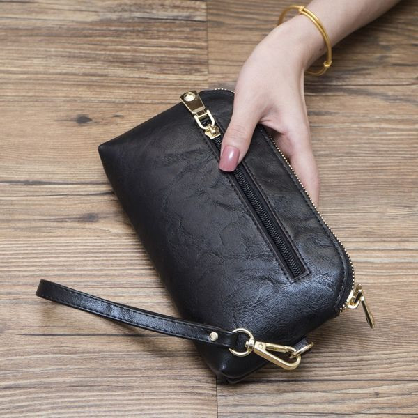 Sieviešu ādas maks ar rokturi un metāla elementu