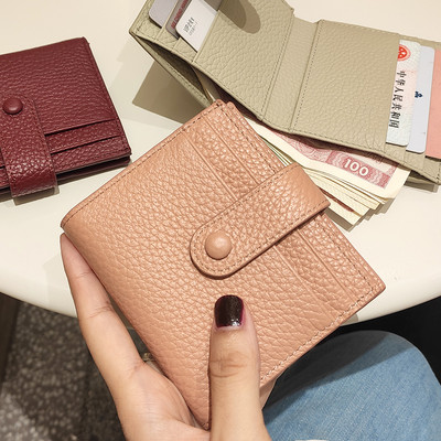 Sieviešu maks ar vairākiem nodalījumiem un pogu aizdari