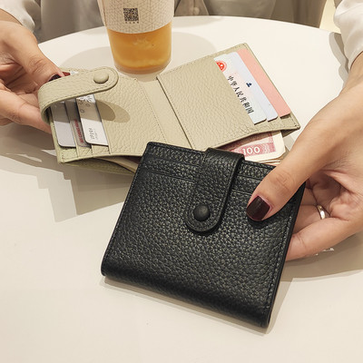 Sieviešu maks ar vairākiem nodalījumiem un pogu aizdari