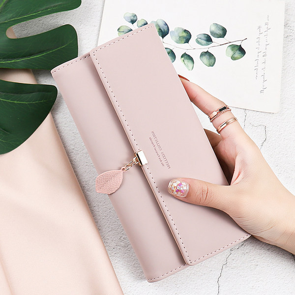 Sieviešu ikdienas maciņš ar metāla kulonu vairākās krāsās