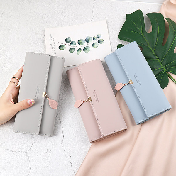 Sieviešu ikdienas maciņš ar metāla kulonu vairākās krāsās