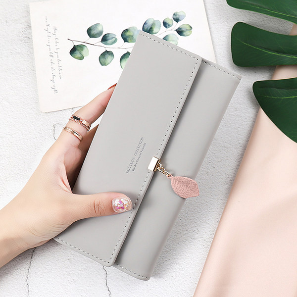 Sieviešu ikdienas maciņš ar metāla kulonu vairākās krāsās