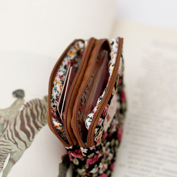 Jauna modeļa sieviešu maks ar ziedu motīvu un emblēmu