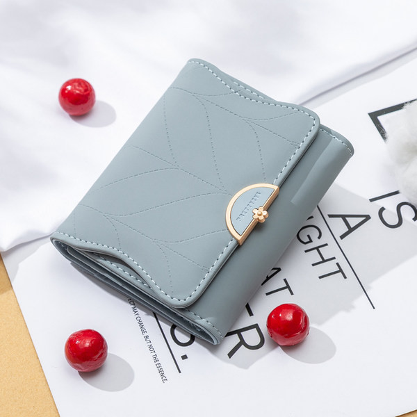 Sieviešu ādas maks ar metāla aizdari un uzrakstu