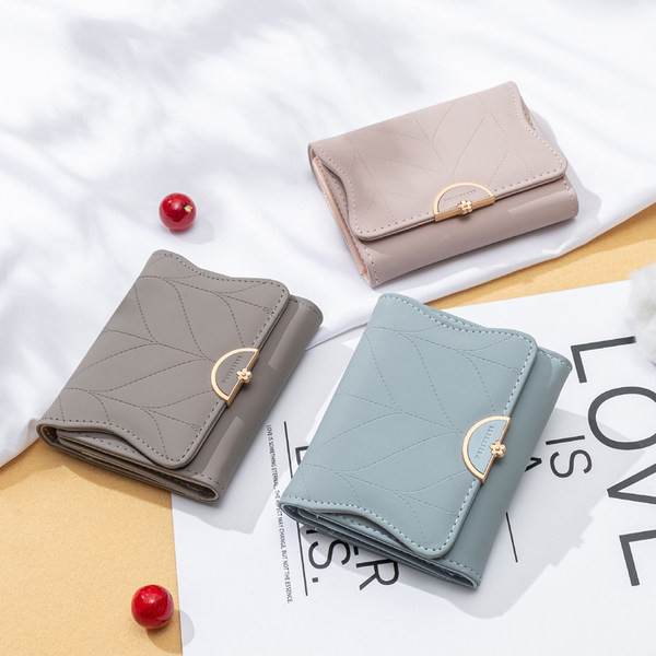 Sieviešu ādas maks ar metāla aizdari un uzrakstu