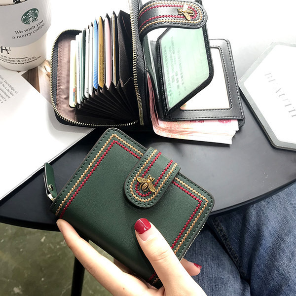 Sieviešu ādas maks ar metāla apdari un izšuvumu trīs krāsās