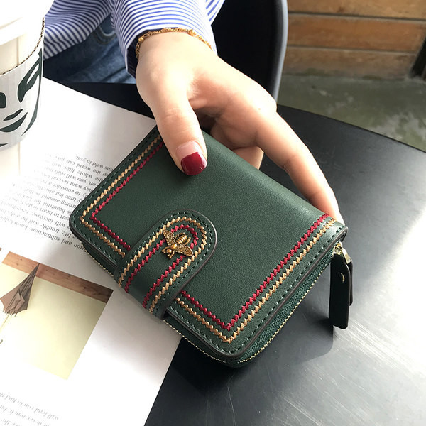 Sieviešu ādas maks ar metāla apdari un izšuvumu trīs krāsās