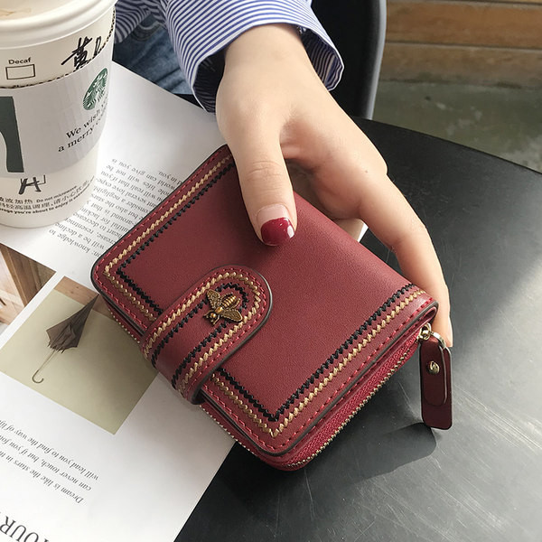 Sieviešu ādas maks ar metāla apdari un izšuvumu trīs krāsās