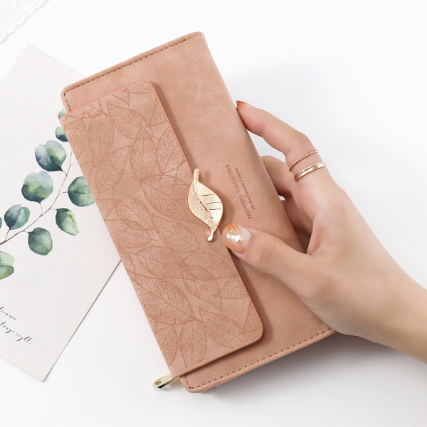 Didelė moteriška piniginė su užrašu ir metaline puošmena