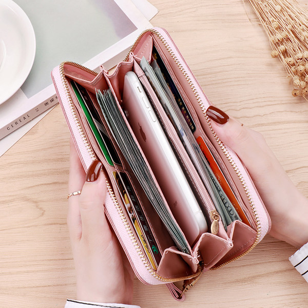 Portofel de dama din piele cu maner si pandantiv