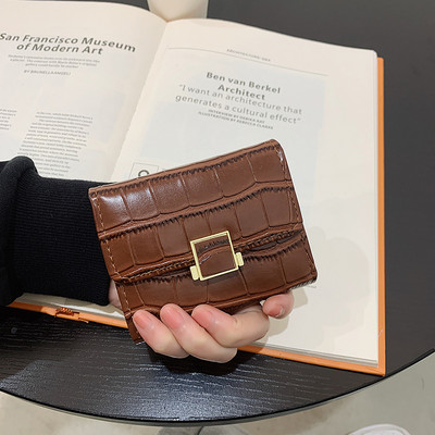Μικρό γυναικείο πορτοφόλι από οικολογικό δέρμα με μεταλλική στερέωση