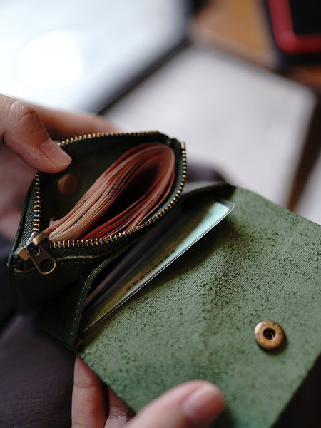 Mazs sieviešu maciņš no eko ādas - divi nodalījumi