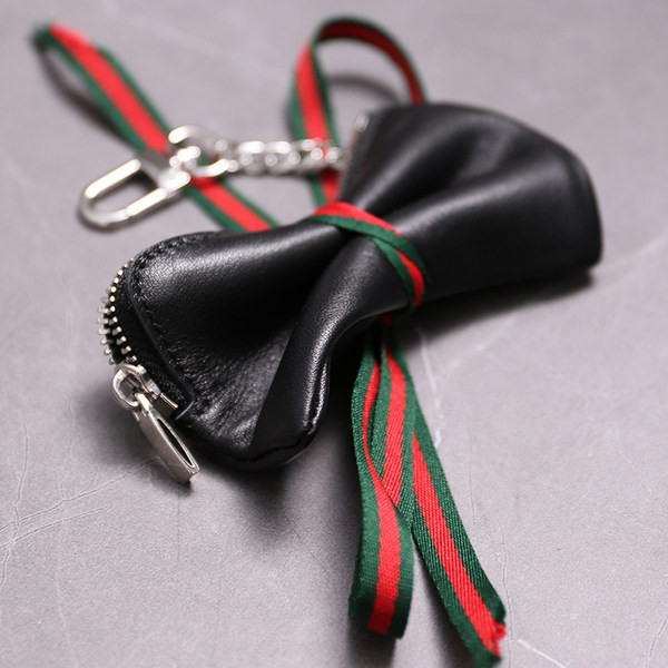 Plāns sieviešu maks ar rāvējslēdzēju un metāla atslēgu piekariņu