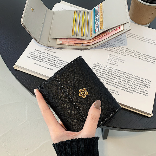 Sieviešu ādas maks ar metāla aizdari vairākās krāsās