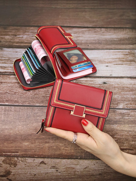 Sieviešu ādas maks ar izšuvumu un metāla aizdari