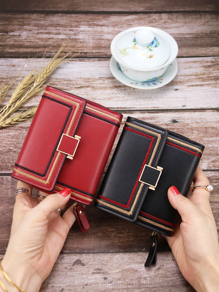 Sieviešu ādas maks ar izšuvumu un metāla aizdari