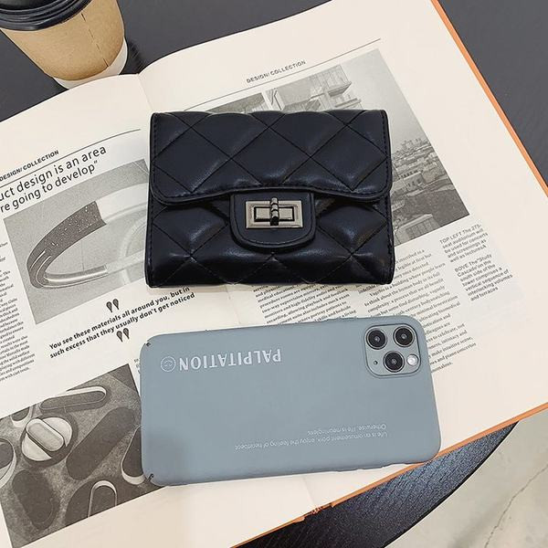 Neliela ādas somiņa no eko ādas ar spīdīgu efektu un metāla aizdari