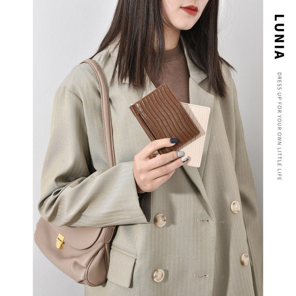 Sieviešu ādas maks ar karšu slotiem