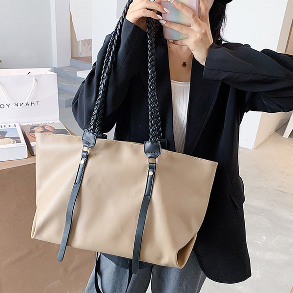 Moderna sieviešu soma ar īsiem rokturiem trīs krāsu eko ādas krāsās