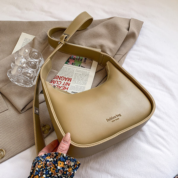 Sieviešu ādas soma ar regulējamu rokturi