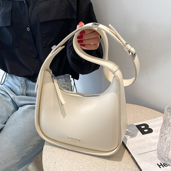 Sieviešu ādas soma ar regulējamu rokturi