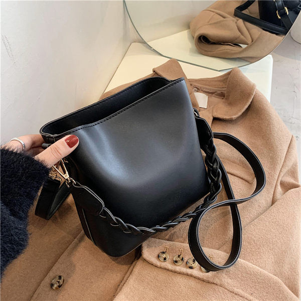 Sieviešu ādas soma ar rāvējslēdzēju un diviem rokturiem