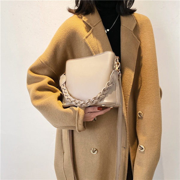 Sieviešu ādas soma ar rāvējslēdzēju un diviem rokturiem