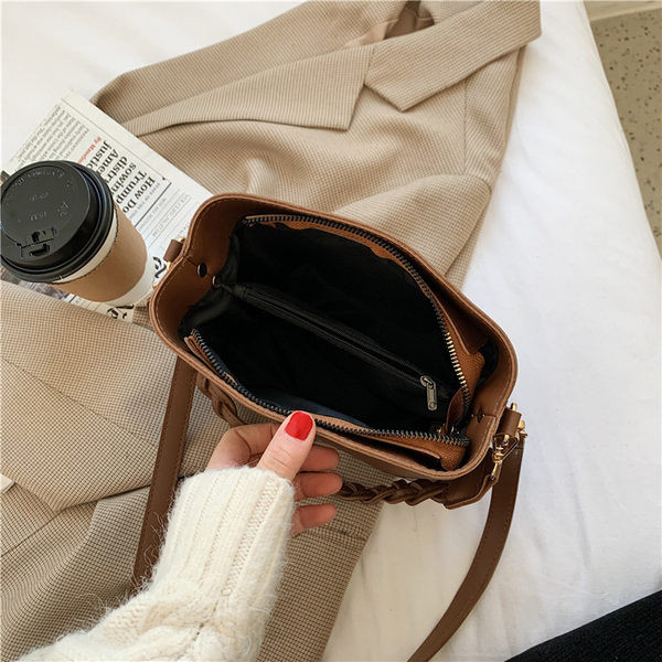 Sieviešu ādas soma ar rāvējslēdzēju un diviem rokturiem