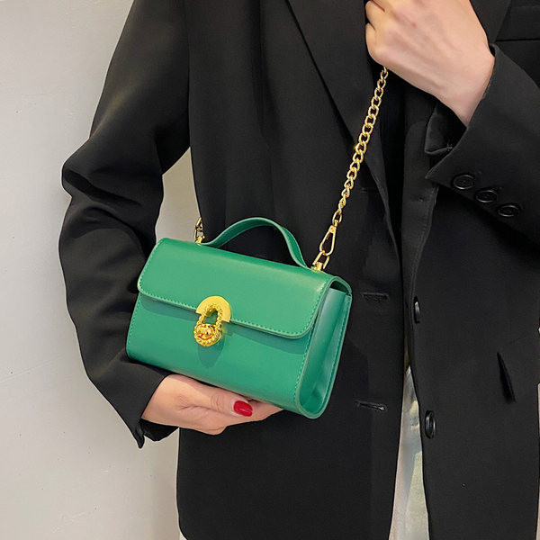 Moderna maza soma ar metāla aizdari un ķēdīti