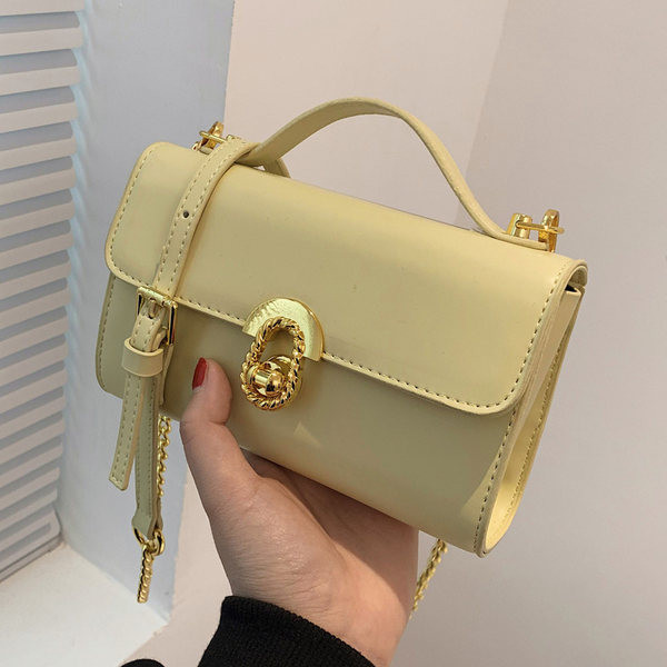 Moderna maza soma ar metāla aizdari un ķēdīti