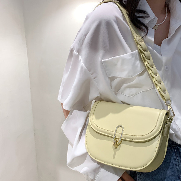 Sieviešu soma no mākslīgās ādas ar metāla aizdari