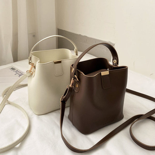 Mūsdienīga sieviešu ādas soma ar metāla aizdari