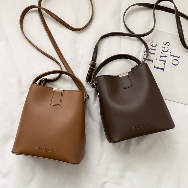 Mūsdienīga sieviešu ādas soma ar metāla aizdari