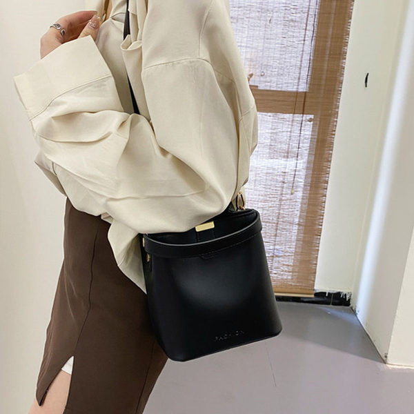 Mūsdienīga sieviešu ādas soma ar metāla aizdari