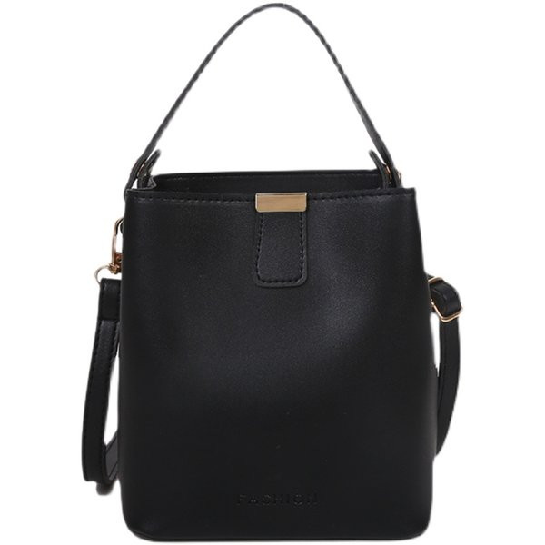 Mūsdienīga sieviešu ādas soma ar metāla aizdari