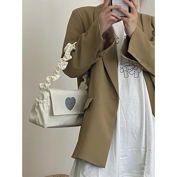 Sieviešu moderna soma ar īsu rokturi un sirds izšuvumu