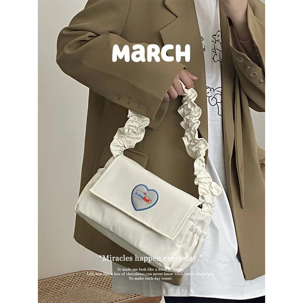 Sieviešu moderna soma ar īsu rokturi un sirds izšuvumu