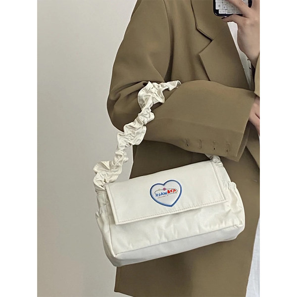 Sieviešu moderna soma ar īsu rokturi un sirds izšuvumu