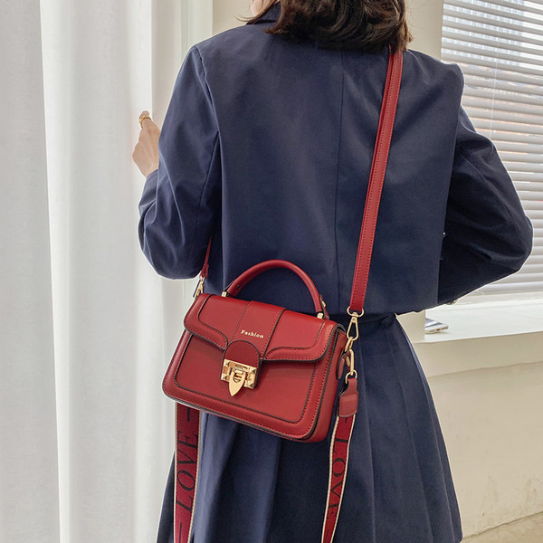 Moderna maza soma ar metāla aizdari un garu tekstila rokturi