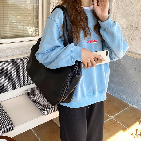 Jauna modeļa sieviešu soma no eko ādas ar plecu rokturiem