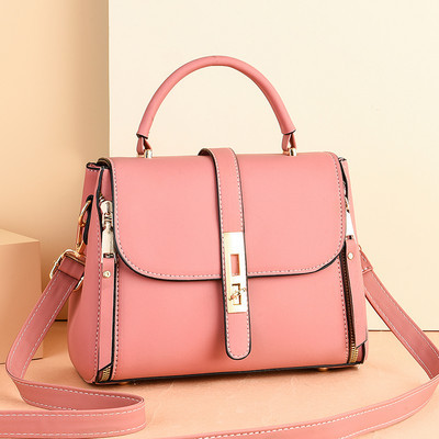 Sieviešu kvadrātveida soma ar metāla elementiem un garu rokturi