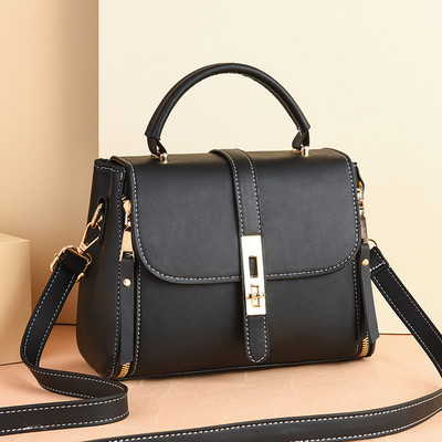 Sieviešu kvadrātveida soma ar metāla elementiem un garu rokturi