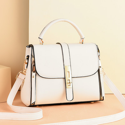 Sieviešu kvadrātveida soma ar metāla elementiem un garu rokturi