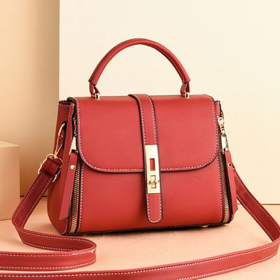 Sieviešu kvadrātveida soma ar metāla elementiem un garu rokturi